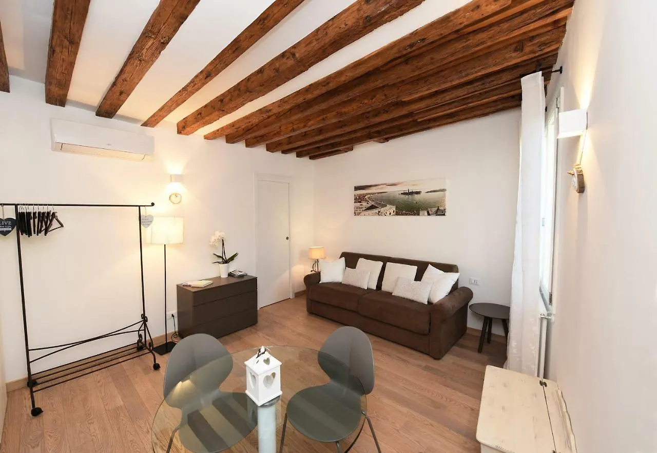 Homesweethome Velence Apartman